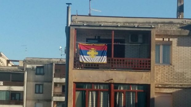 Бане на Божић окачио СРПСКУ ТРОБОЈКУ усред Подгорице и послао СНАЖНУ ПОРУКУ